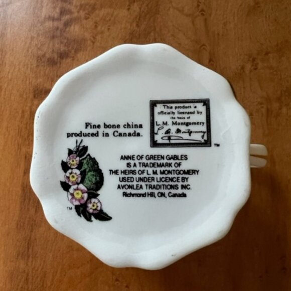 Anne of Green Gables Avonlea Traditions Fine Bone China Gold Rim Handle Mug - Picture 3 of 6